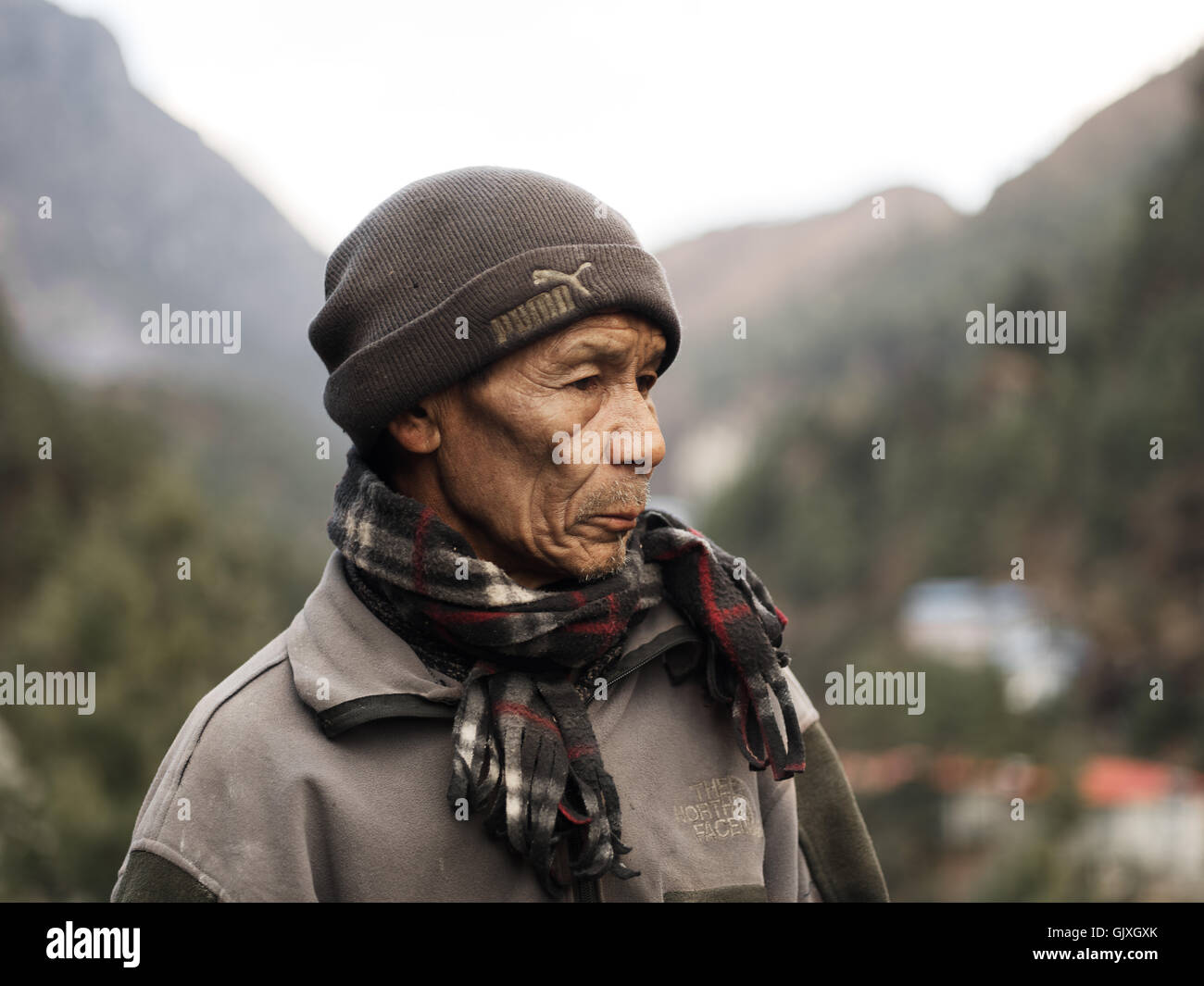 Eine nepalesische Mann Reise durch Everest Base Camp Stockfoto