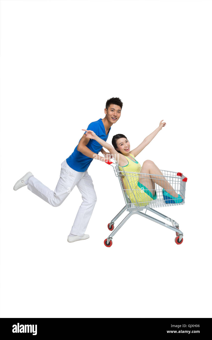 Modestudio erschossen junge Frau sitzt im Warenkorb Stockfoto