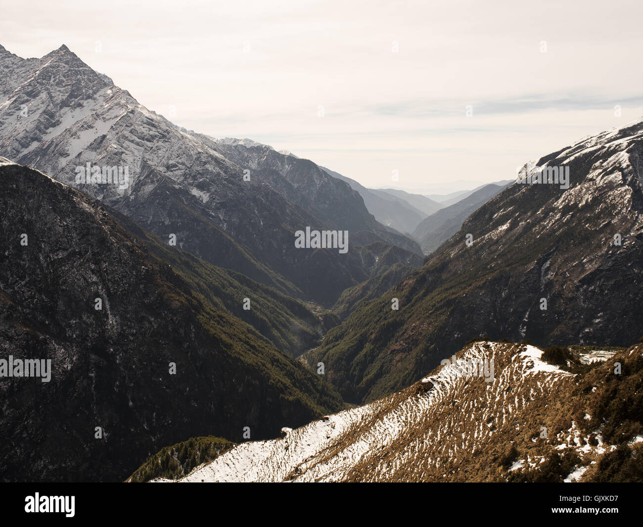 Nepal-Himalaya-Gebirge im Rahmen des Everest Base Camp mit Blick auf Stockfoto