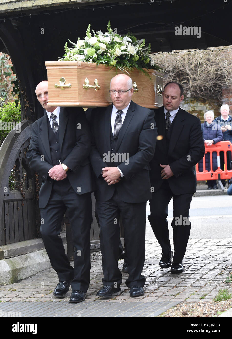 Die Beerdigung von Ronnie Corbett an The Pfarrkirche St. Johannes der Evangelist in Shirley, Croydon Featuring: Atmosphäre wo: London, Vereinigtes Königreich bei: 18. April 2016 Stockfoto