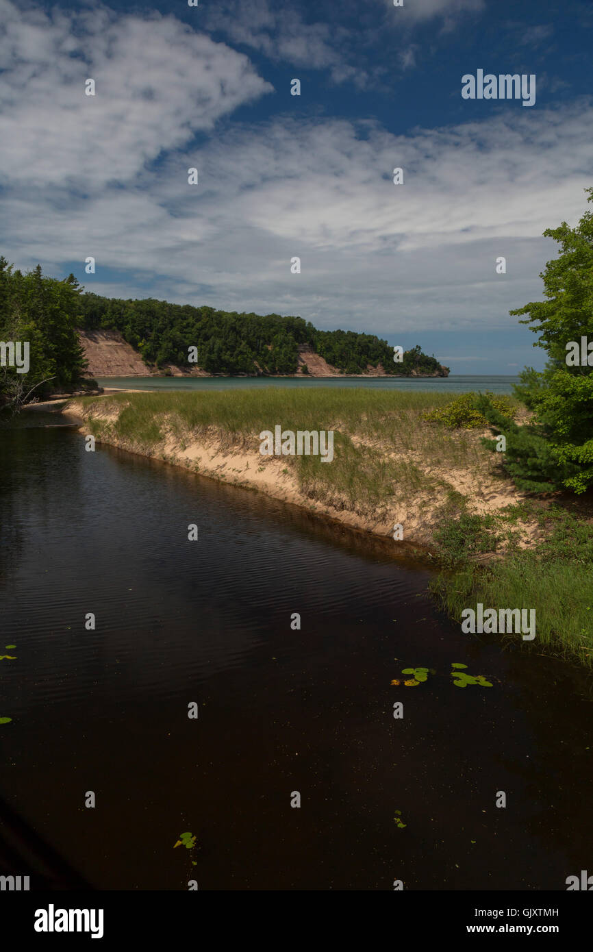 Munising, Michigan - North Light Creek als es mündet in Lake Superior auf der entfernten Nordstrand auf Grand Island. Stockfoto