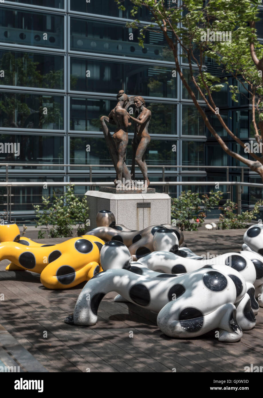 Kunstobjekte vor Royal Park Shiodome Tower, Tokyo, Japan Stockfoto