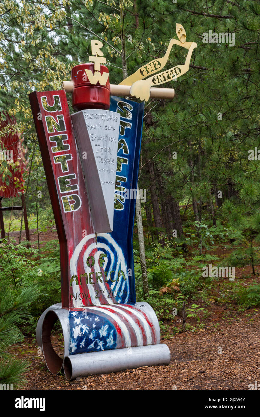Chocolay Township, Michigan - Lakenenland, ein Outdoor-Skulpturenpark von Stahlarbeiters Tom Lakenen erstellt. Stockfoto