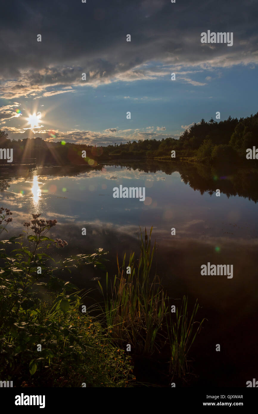 Wetmore, Michigan - Sonnenuntergang über Cox Teich in obere Halbinsel von Michigan. Stockfoto