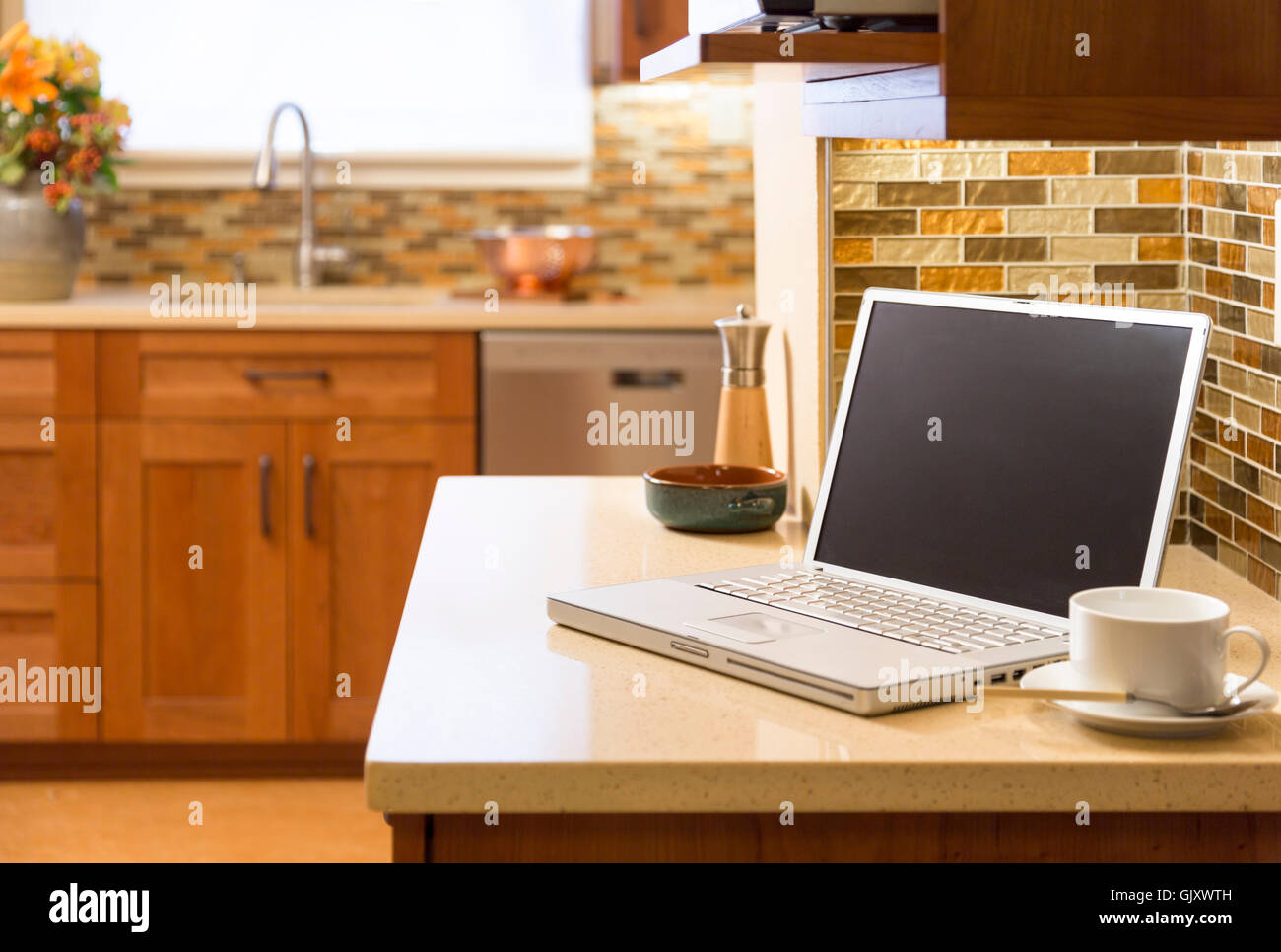 Laptop wireless wifi Technologie in zeitgenössische gehobene Küche zu Hause. Arbeiten von zu Hause Büro. Stockfoto