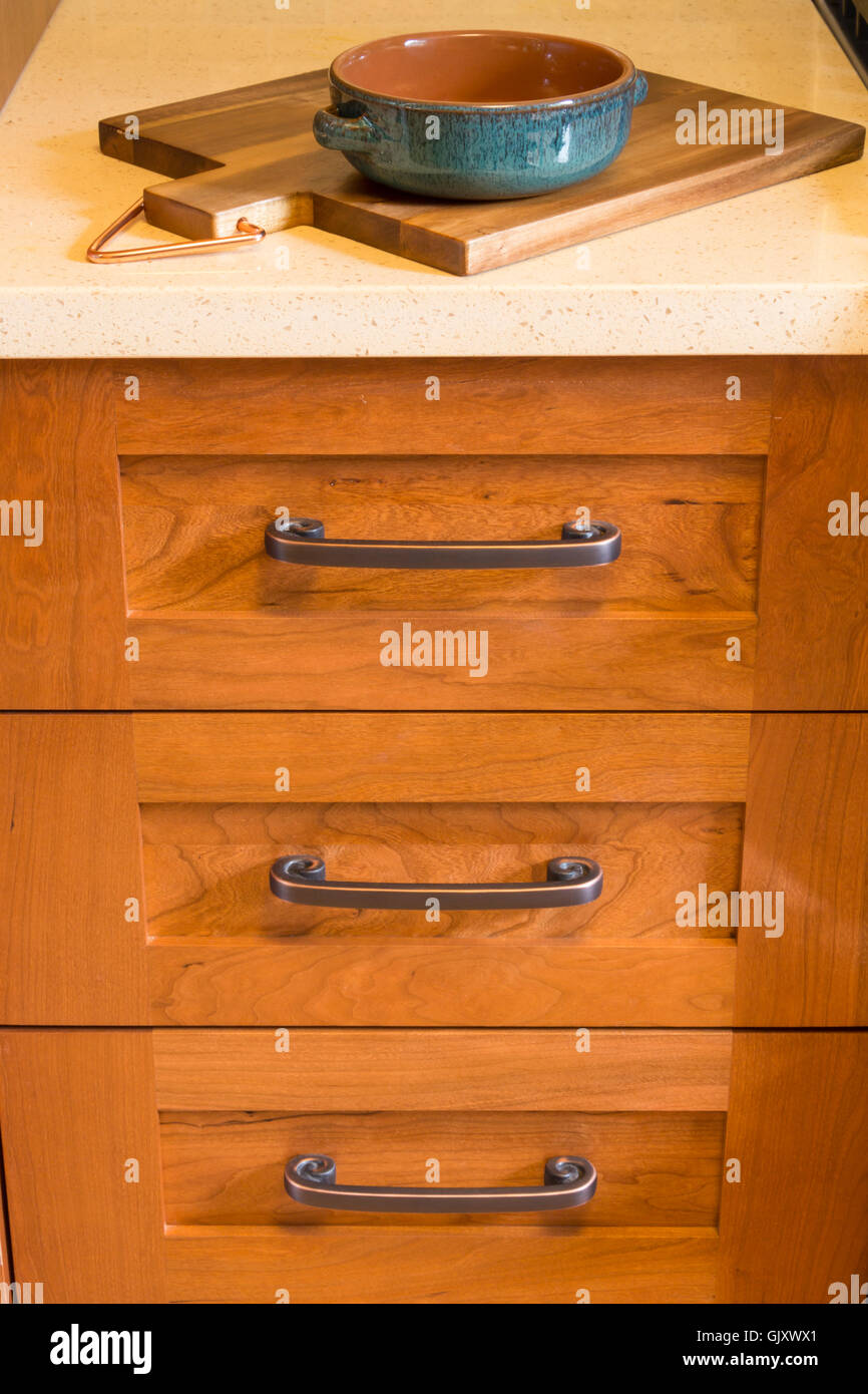 Holzgehäuse mit Bronze cabinet hardware Schubladengriffe & Quartz countertops in zeitgenössische gehobene Küche zu Hause Innenraum Stockfoto