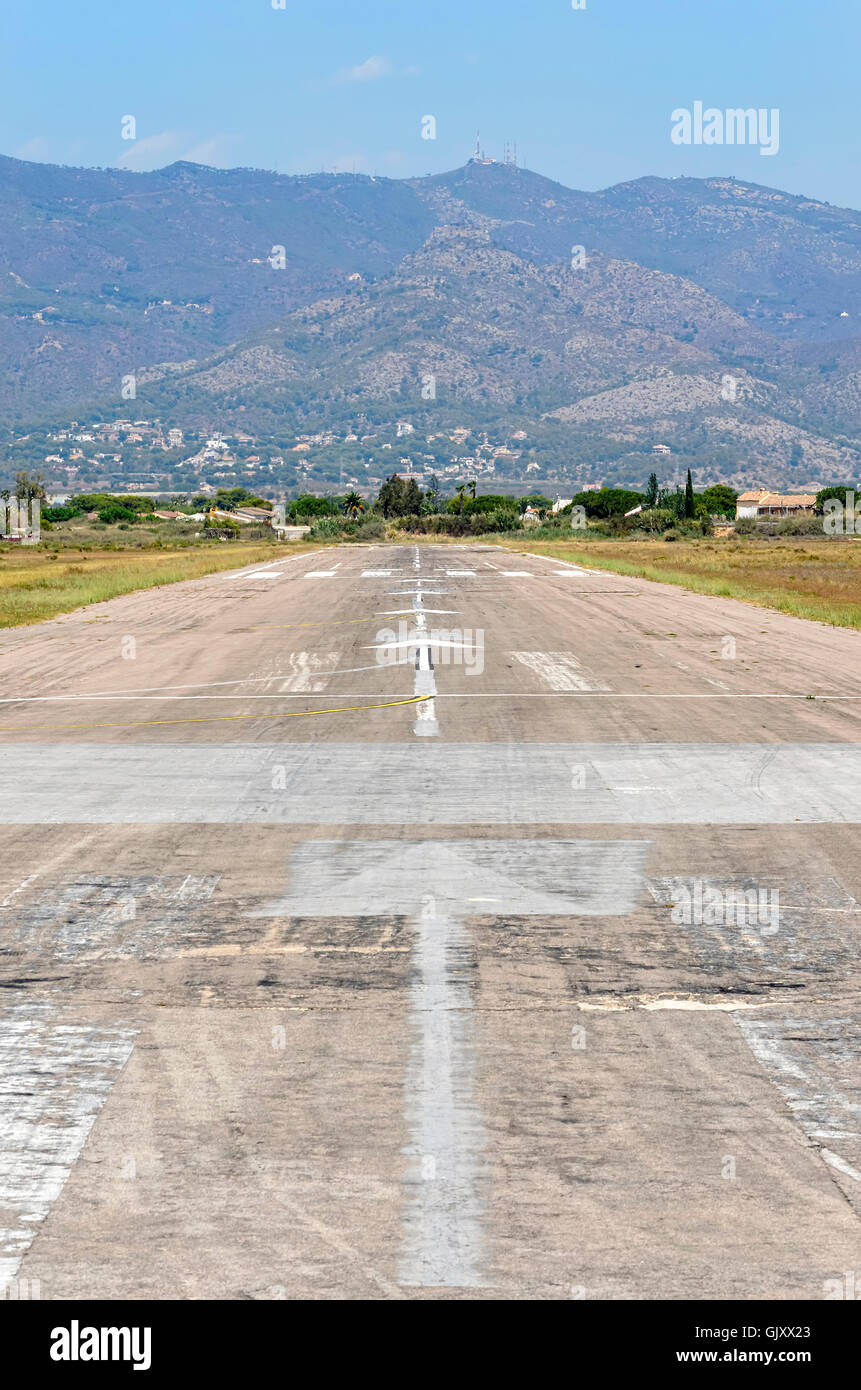 Start-und Landebahn des Flugplatzes Castellon De La Plana, ohne Flugzeuge, nahe dem Strand. Im Hintergrund der - Wüste des Palmen-Gebirges. Stockfoto