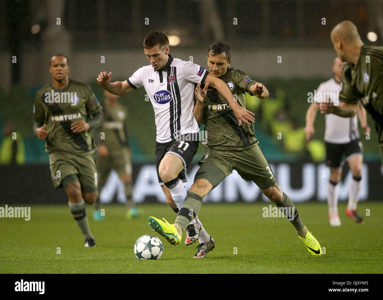 Dundalk ist Patrick McEleney und Legia Warsaws Tomasz Jodlowiec Kampf um den Ball in den Play-offs der UEFA Champions League Qualifikation, Hinspiel entsprechen im Aviva Stadium Dublin. Stockfoto