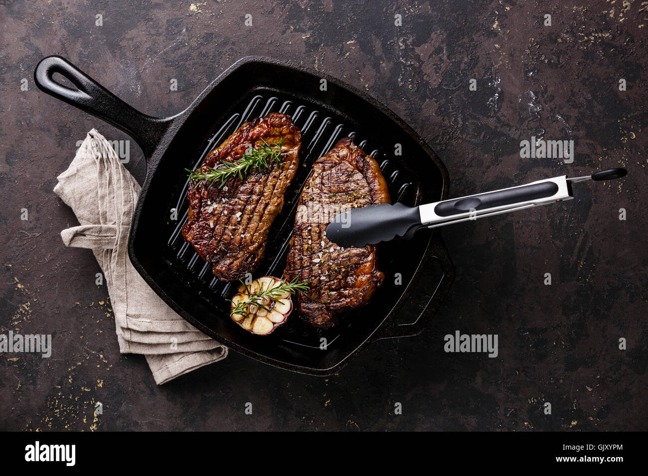 Gegrillte Black Angus Steak Striploin auf Gusseisen Grill Bratpfanne auf dunklem Hintergrund Stockfoto