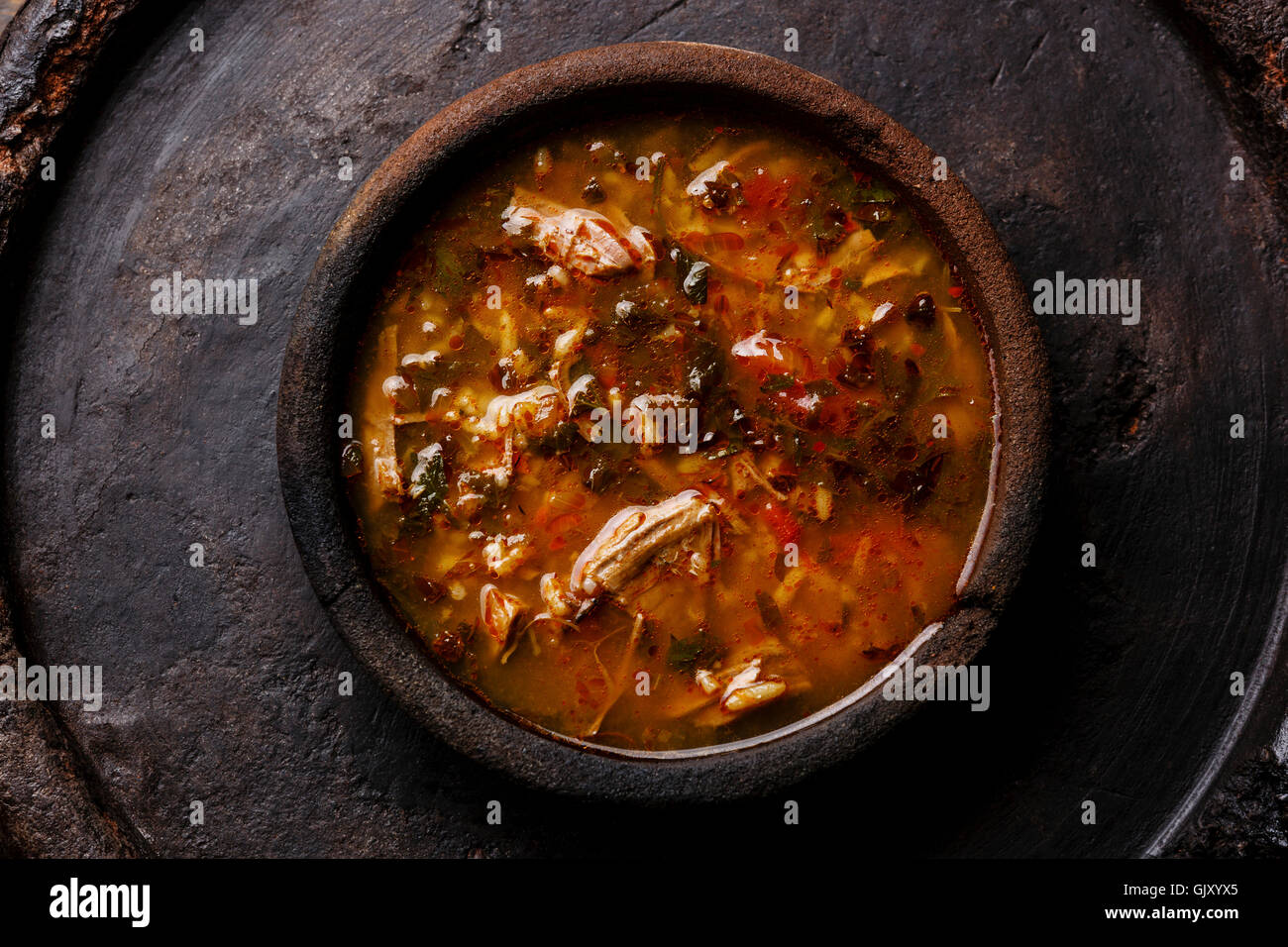 Traditionelle georgische Suppe Kharcho mit Fleisch und Reis Stockfoto