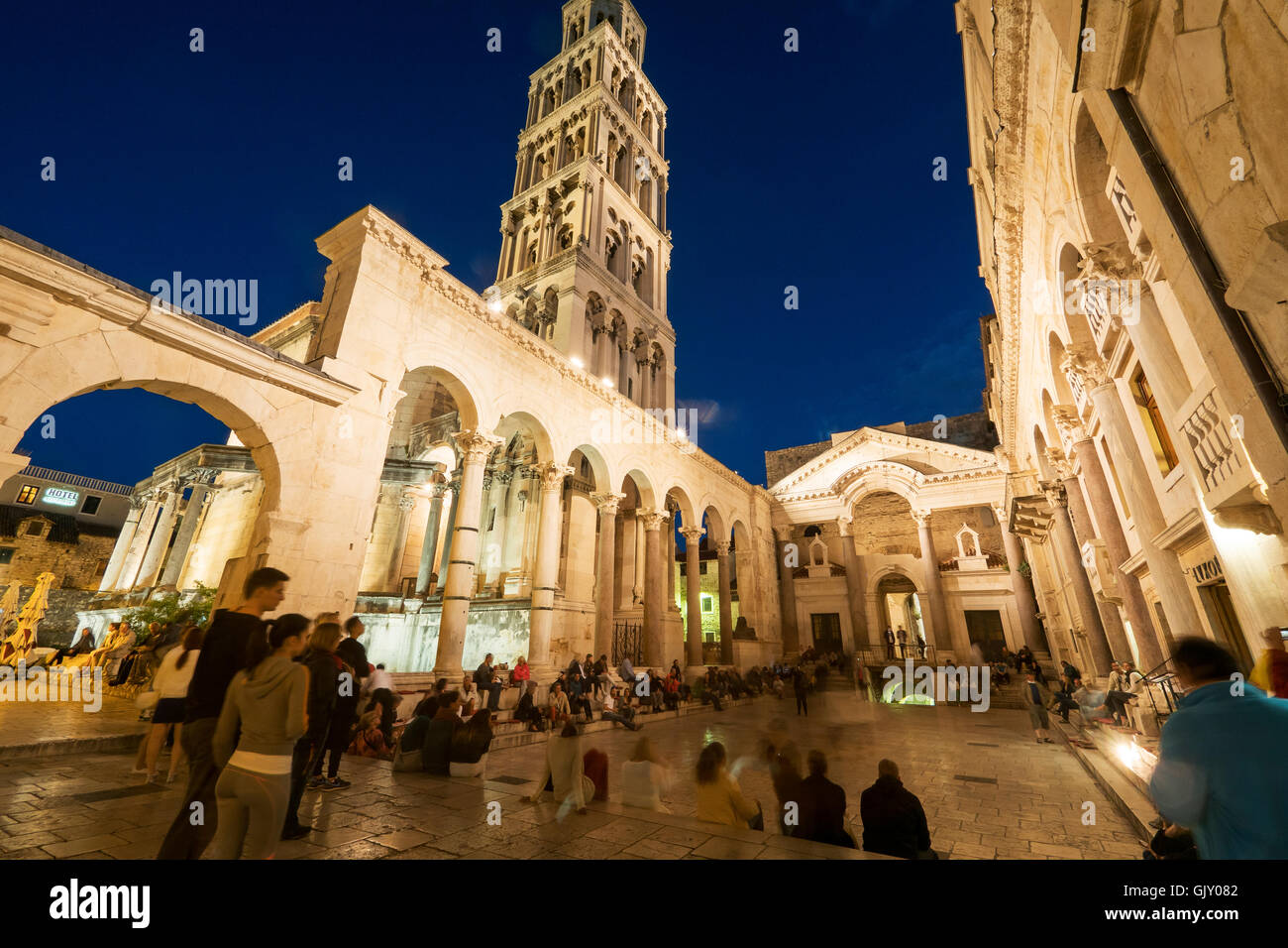 UNESCO World Heritage Site, Kroatien, Dalmatien, Diokletian Palast und der Kathedrale der Heiligen Domnius in der Abenddämmerung aufgeteilt Stockfoto