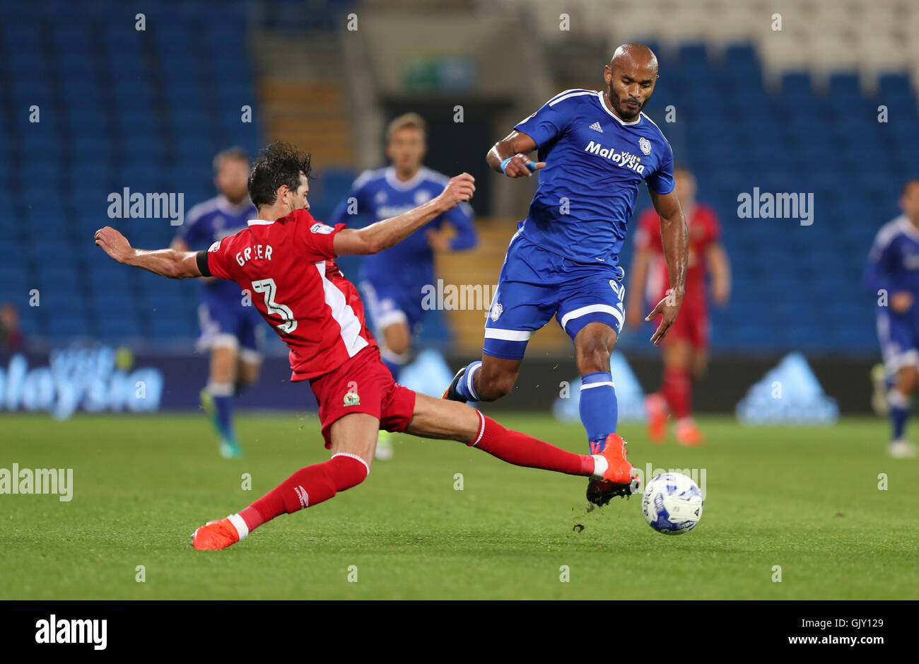 Cardiff City Frederic Gounongbe (rechts) und Blackburn Rovers Gordon Greer Kampf um den Ball während der Himmel Bet Championship match bei Cardiff City Stadium. Stockfoto