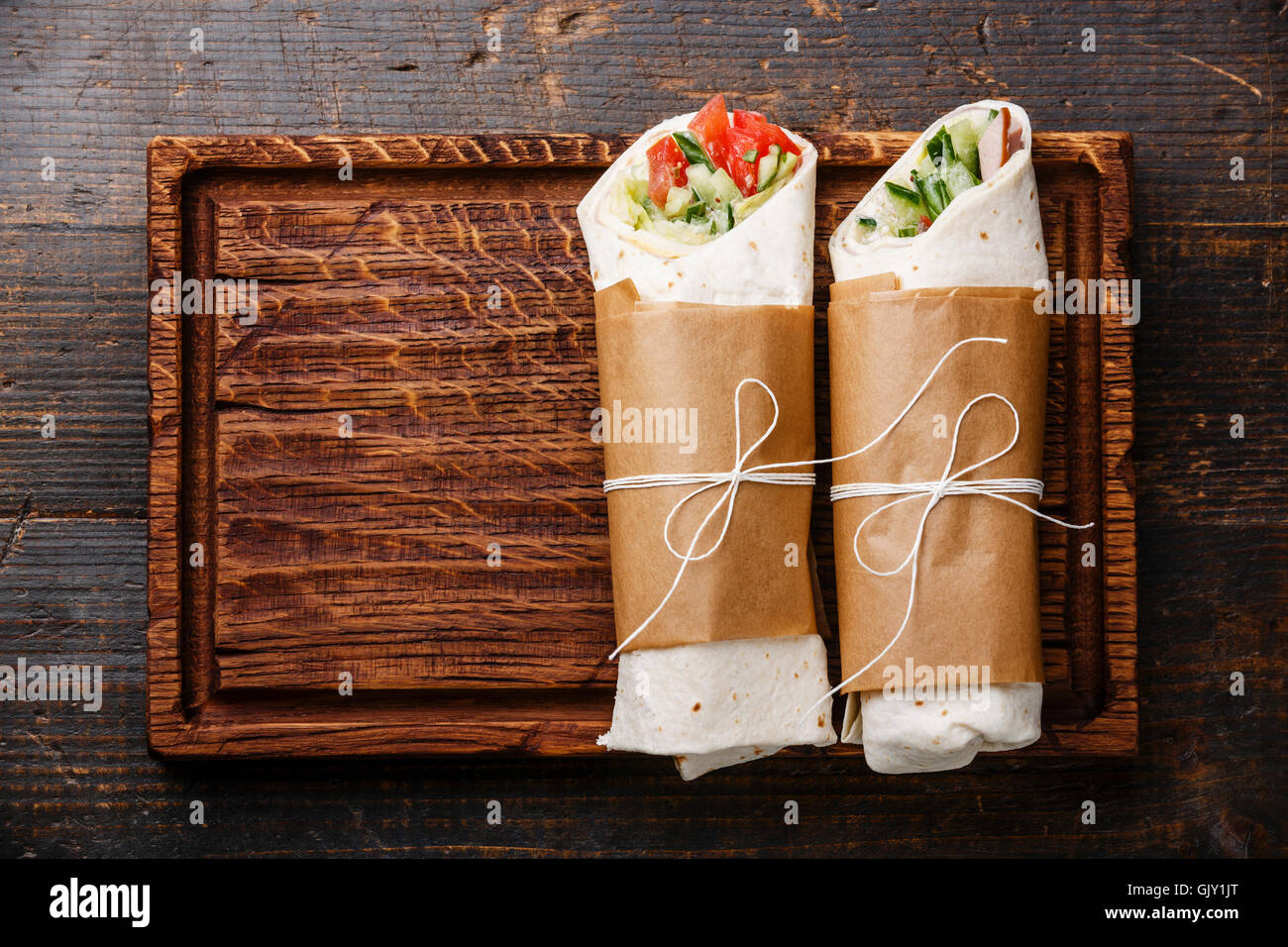 Tortilla wraps Sandwiches mit frischem Gemüse auf Holzbrett Stockfoto