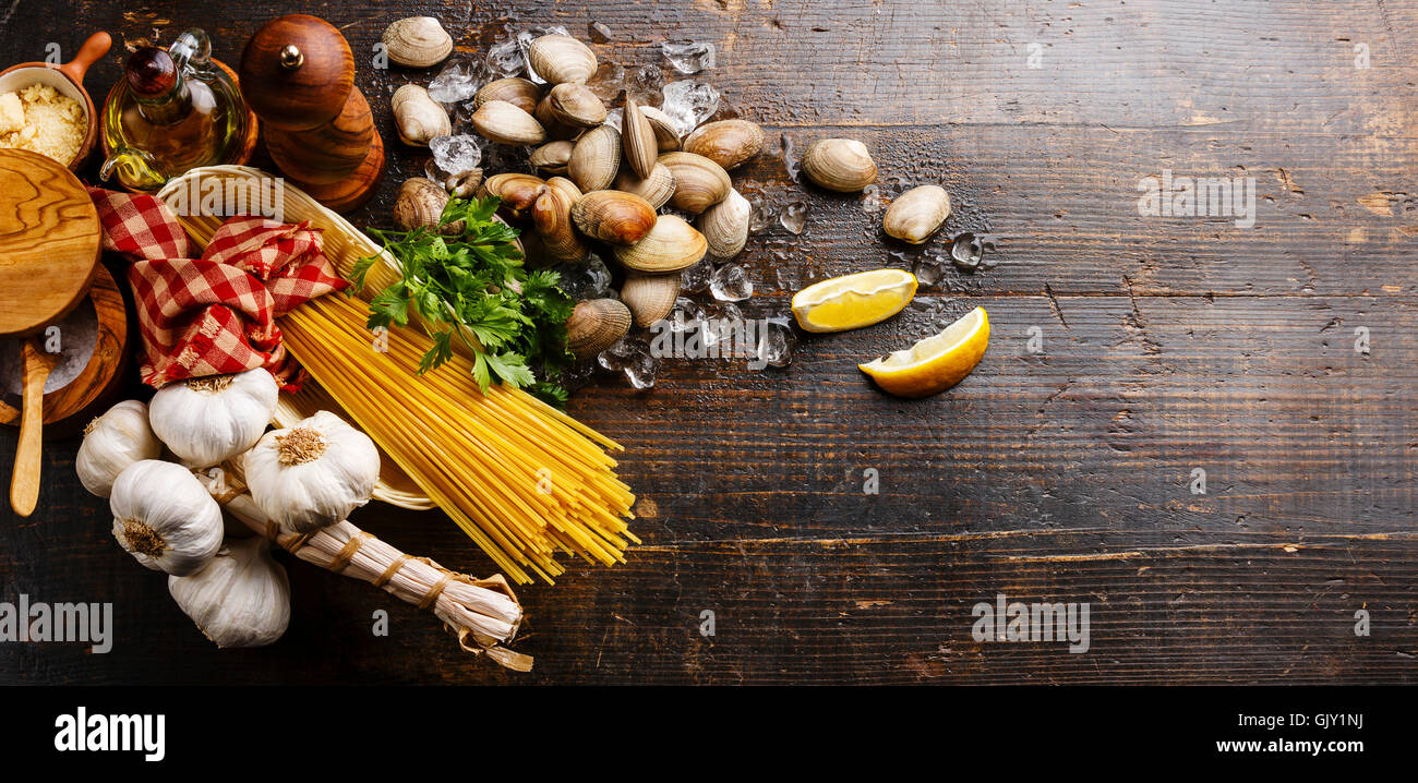 Dunklem Holz mit Zutaten zum kochen Spaghetti vongole Stockfoto