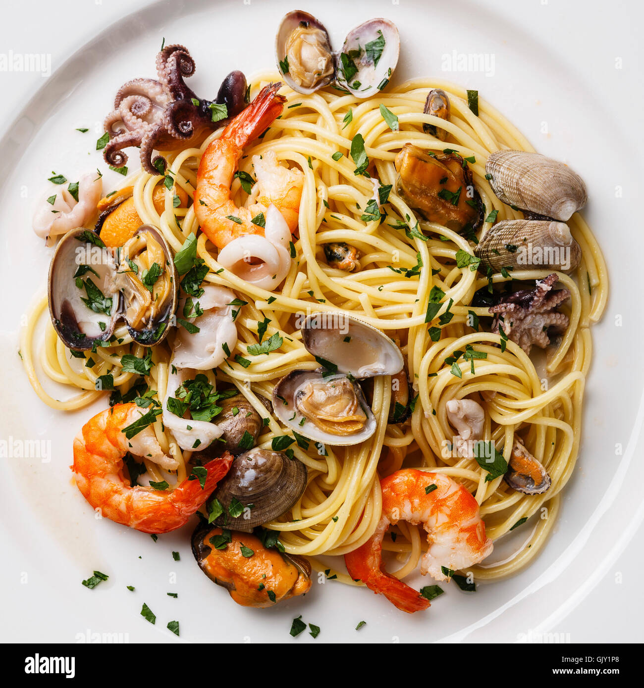 Pasta mit Meeresfrüchten Spaghetti mit Muscheln, Garnelen, Meeresfrüchte-Cocktail hautnah Stockfoto