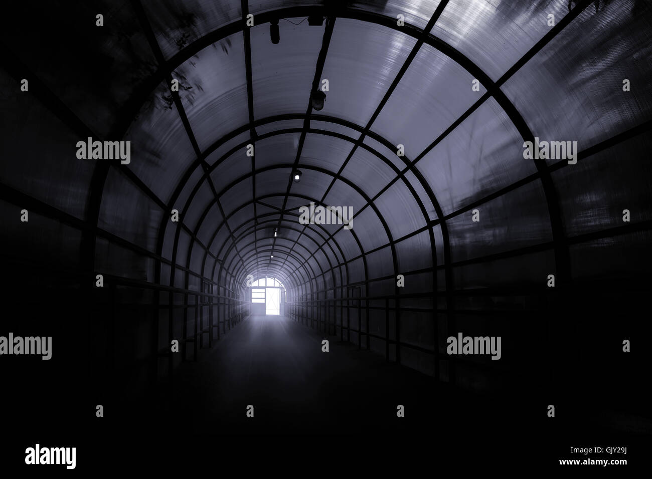 Dunklen finsteren Tunnel mit Schatten an den Wänden und das Licht am Ende des Stockfoto