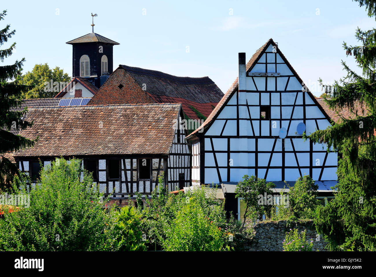 D-Worms, Rhein, Oberrhein, Rheinhessen, Rhein-Neckar Gebiet, Rhein-Main Bezirk, Rheinland-Pfalz, D-Worms-Ibersheim, Ibersheim Dorf, Bauernhof und landwirtschaftliche Gebäude an der Hinterhofstrasse Fachwerkhäusern, hinter der mennonitischen Kirche Stockfoto