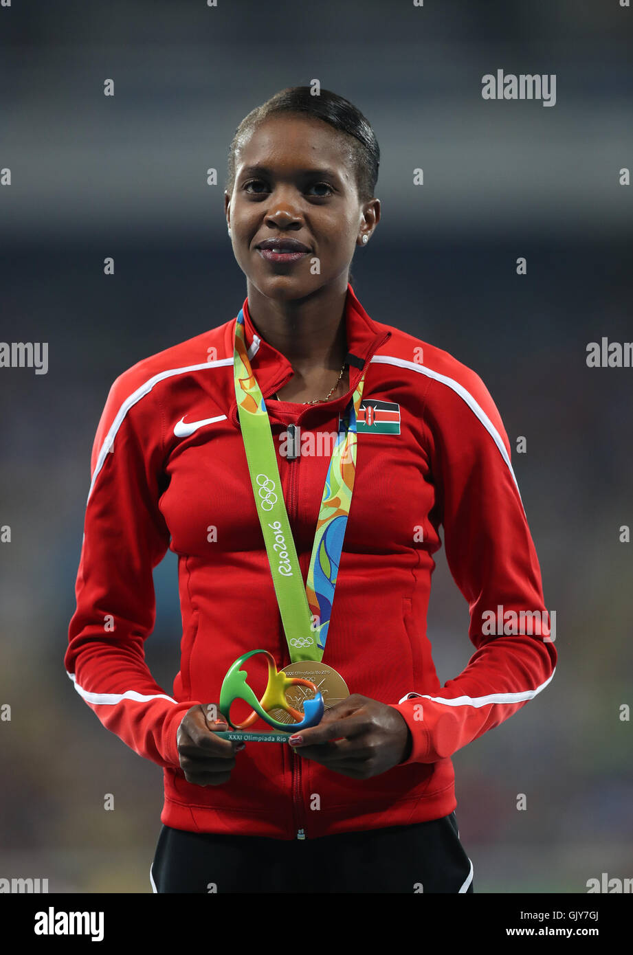 Kenias Glaube Chepngetich Kipyegon auf dem Podium mit ihrer Goldmedaille für das 1500-Meter-Finale der Frauen im Olympiastadion am zwölften Tag der Olympischen Spiele in Rio, Brasilien. Bilddatum: Mittwoch, 17. August 2016. Bildnachweis sollte lauten: Mike Egerton/PA Wire. Stockfoto