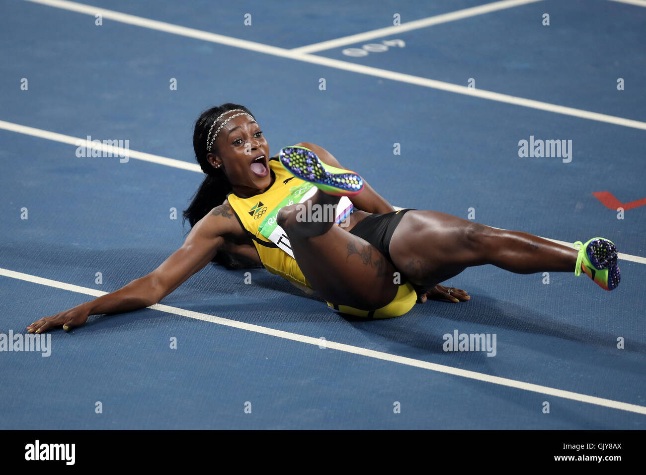 Jamaikas Elaine Thompson reagiert nach dem Gewinn der Frauen 200 m-Finale im Olympiastadion am zwölften Tag der Olympischen Spiele in Rio, Brasilien. Bild Datum: Mittwoch, 17. August 2016. Bildnachweis sollte lauten: Mike Egerton/PA Wire. NUR ZUR REDAKTIONELLEN VERWENDUNG Stockfoto
