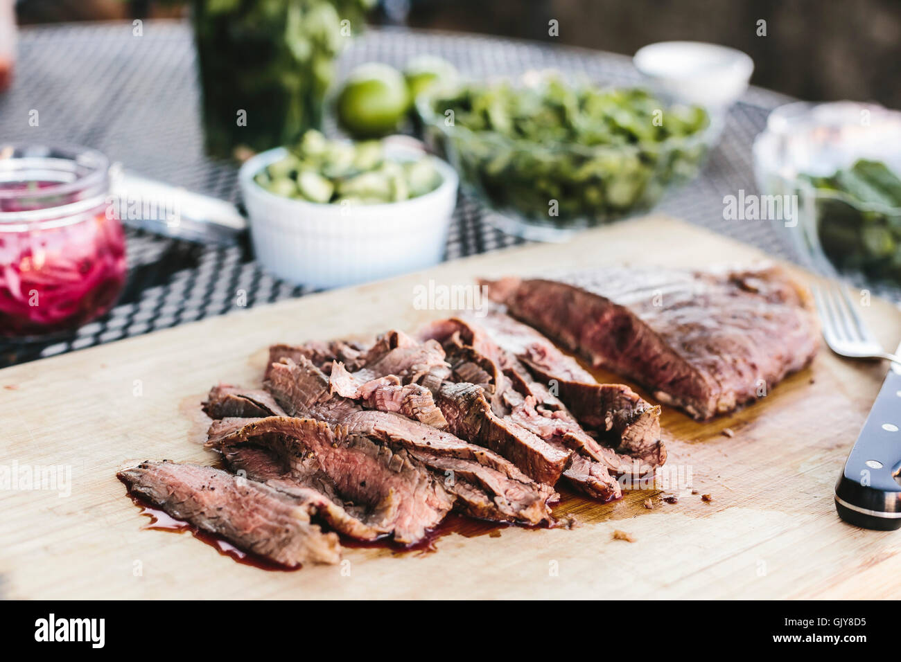 Gegrilltes und in Scheiben geschnittenen Flanke Steak wird aus der Vorderansicht fotografiert. Stockfoto