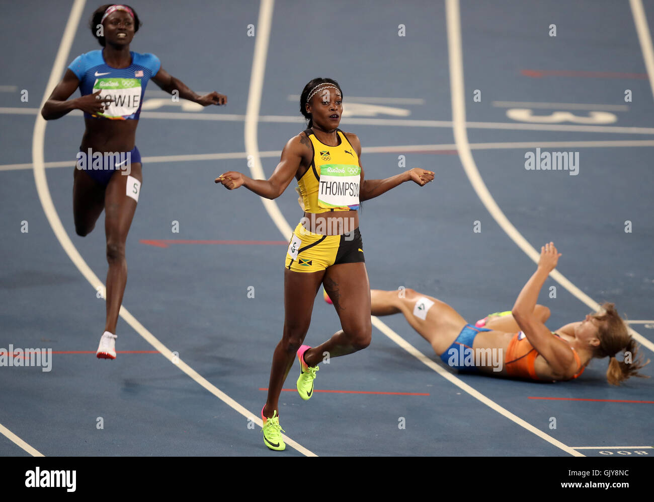 Jamaikas Elaine Thompson reagiert wie The Netherland Dafne Schippers während der Frauen 200 m-Finale im Olympiastadion am zwölften Tag der Olympischen Spiele in Rio, Brasilien fällt. Bild Datum: Mittwoch, 17. August 2016. Bildnachweis sollte lauten: Mike Egerton/PA Wire. NUR ZUR REDAKTIONELLEN VERWENDUNG Stockfoto