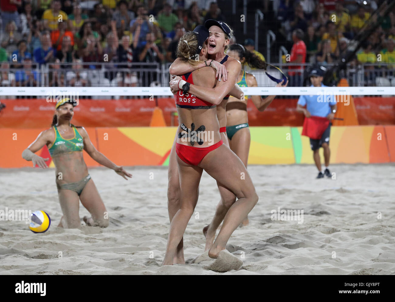 Usas Kerri Walsh Jennings Rechts Und April Ross Feiern Der Frauen Bronze Medal Match In Der Beach Volleyball Arena Am Zwolften Tag Der Olympischen Spiele In Rio Brasilien Zu Gewinnen Stockfotografie Alamy