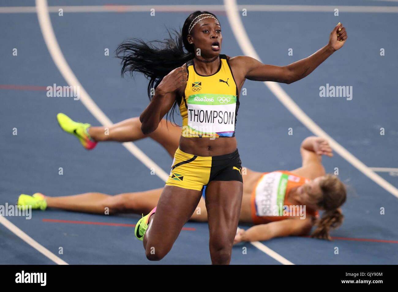 Jamaikas Elaine Thompson reagiert wie The Netherland Dafne Schippers während der Frauen 200 m-Finale im Olympiastadion am zwölften Tag der Olympischen Spiele in Rio, Brasilien fällt. Bild Datum: Mittwoch, 17. August 2016. Bildnachweis sollte lauten: Mike Egerton/PA Wire. NUR ZUR REDAKTIONELLEN VERWENDUNG Stockfoto