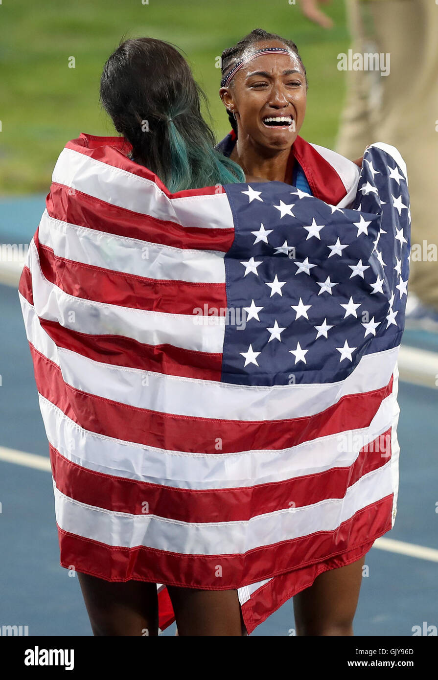 (Links-rechts) die USA Nia Ali und Brianna Rollins feiern, nachdem sie am zwölften Tag der Olympischen Spiele in Rio, Brasilien, beim 100 Meter Hürdenfinale der Frauen im Olympiastadion den zweiten bzw. ersten Platz erreicht haben. Bilddatum: Mittwoch, 17. August 2016. Bildnachweis sollte lauten: Mike Egerton/PA Wire. Stockfoto