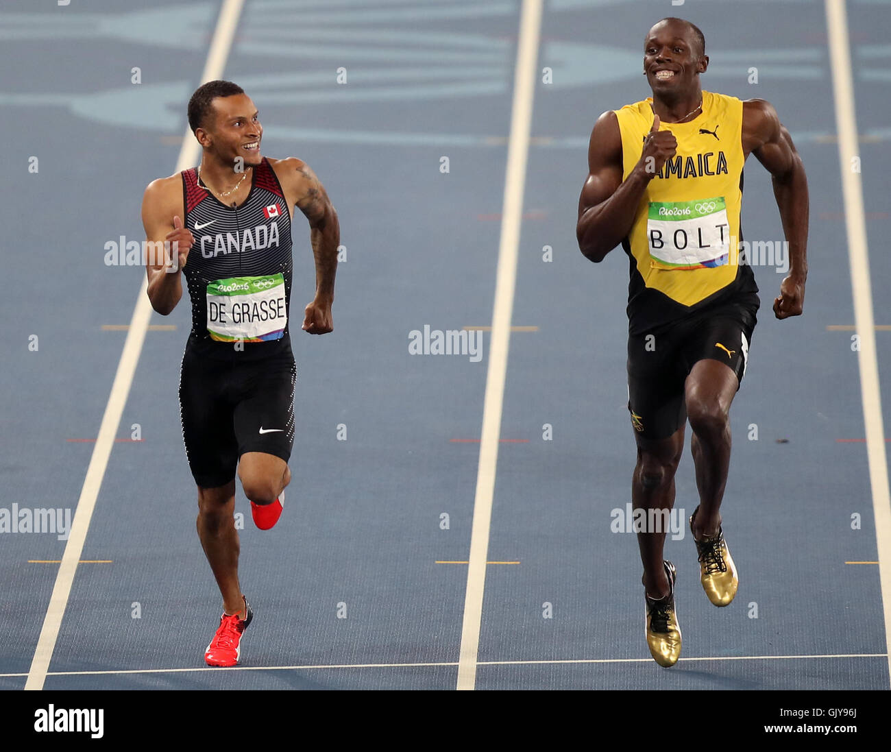 Der Kanadier Andre De Grasse (links) und der Jamaikaner Usain Bolt treten am zwölften Tag der Olympischen Spiele in Rio, Brasilien, im zweiten Halbfinale der Männer über 200 m im Olympiastadion an. Bilddatum: Mittwoch, 17. August 2016. Bildnachweis sollte lauten: Mike Egerton/PA Wire. Stockfoto