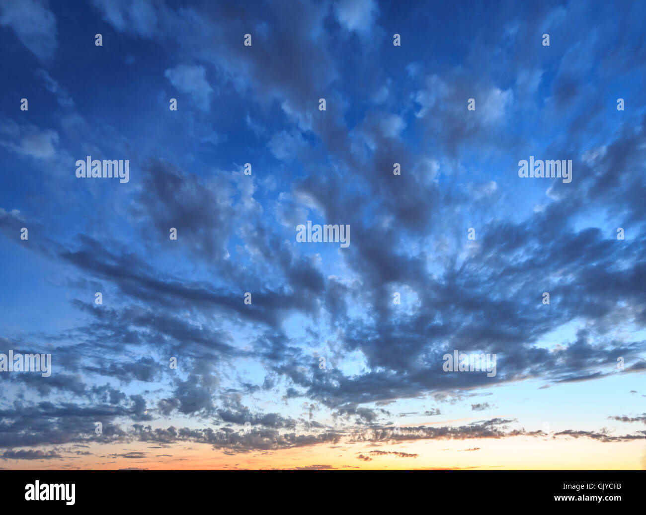 bewölkter Himmel bei Sonnenuntergang - Abend Himmelshintergrund Stockfoto