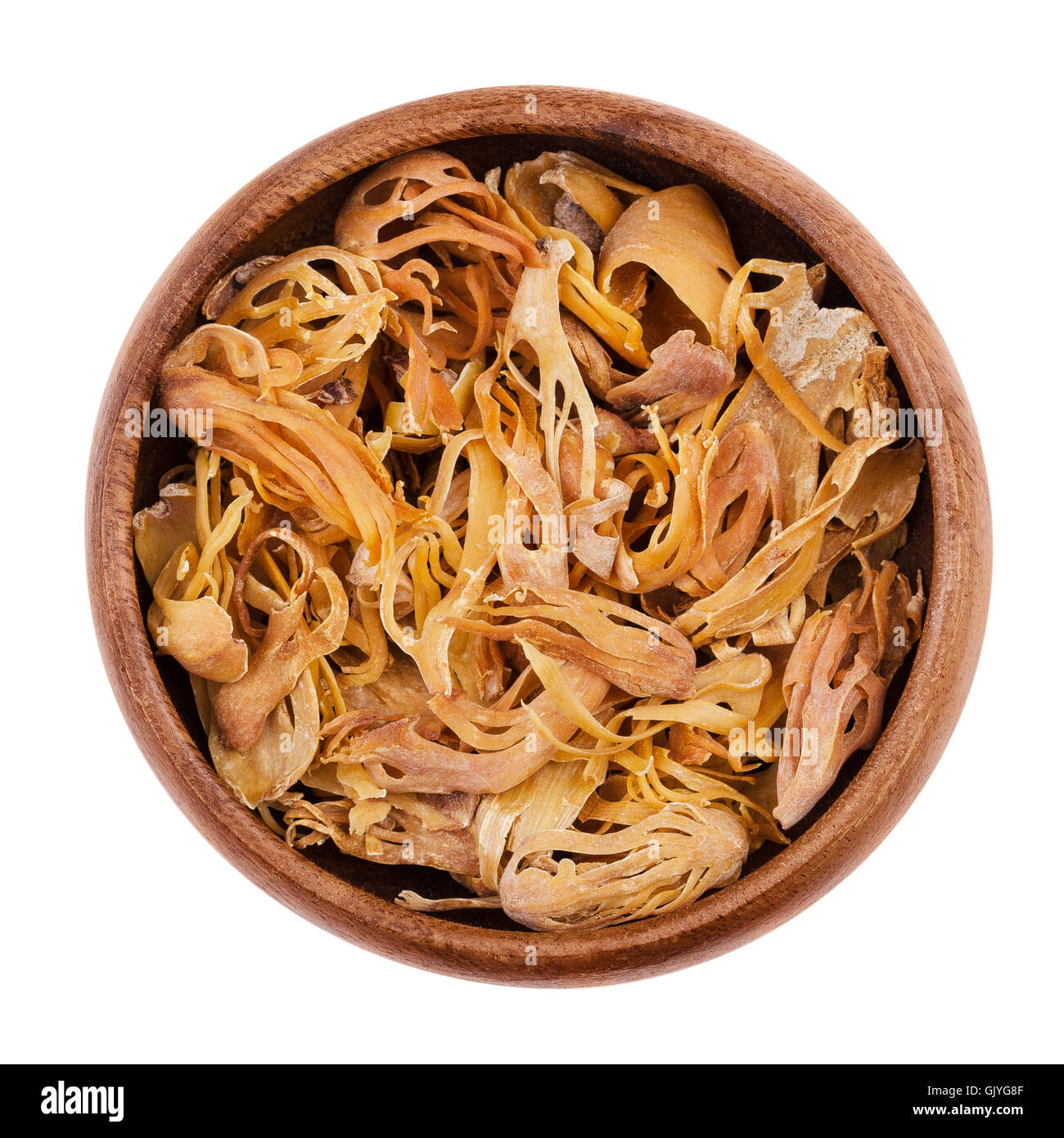 Keule in einer Schüssel auf weißem Hintergrund. Getrocknete Spitzen rötlich Verkleidung der Muskatnuss, Myristica, in der Küche als Gewürz verwendet. Stockfoto