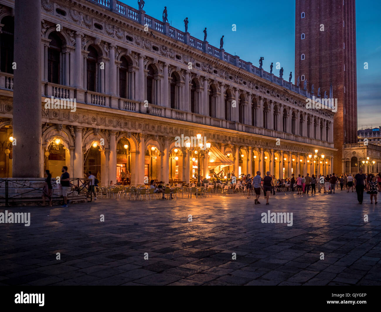 Markusplatz entfernt in der Abenddämmerung. Venedig, Italien. Stockfoto