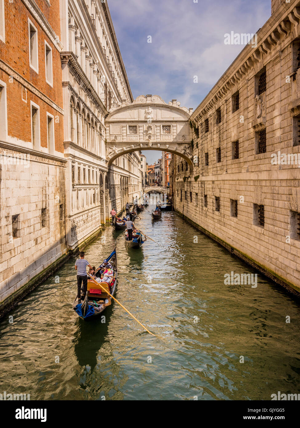 Gondeln, die Durchfahrt unter der Brücke der Seufzer. Venedig, Italien. Stockfoto