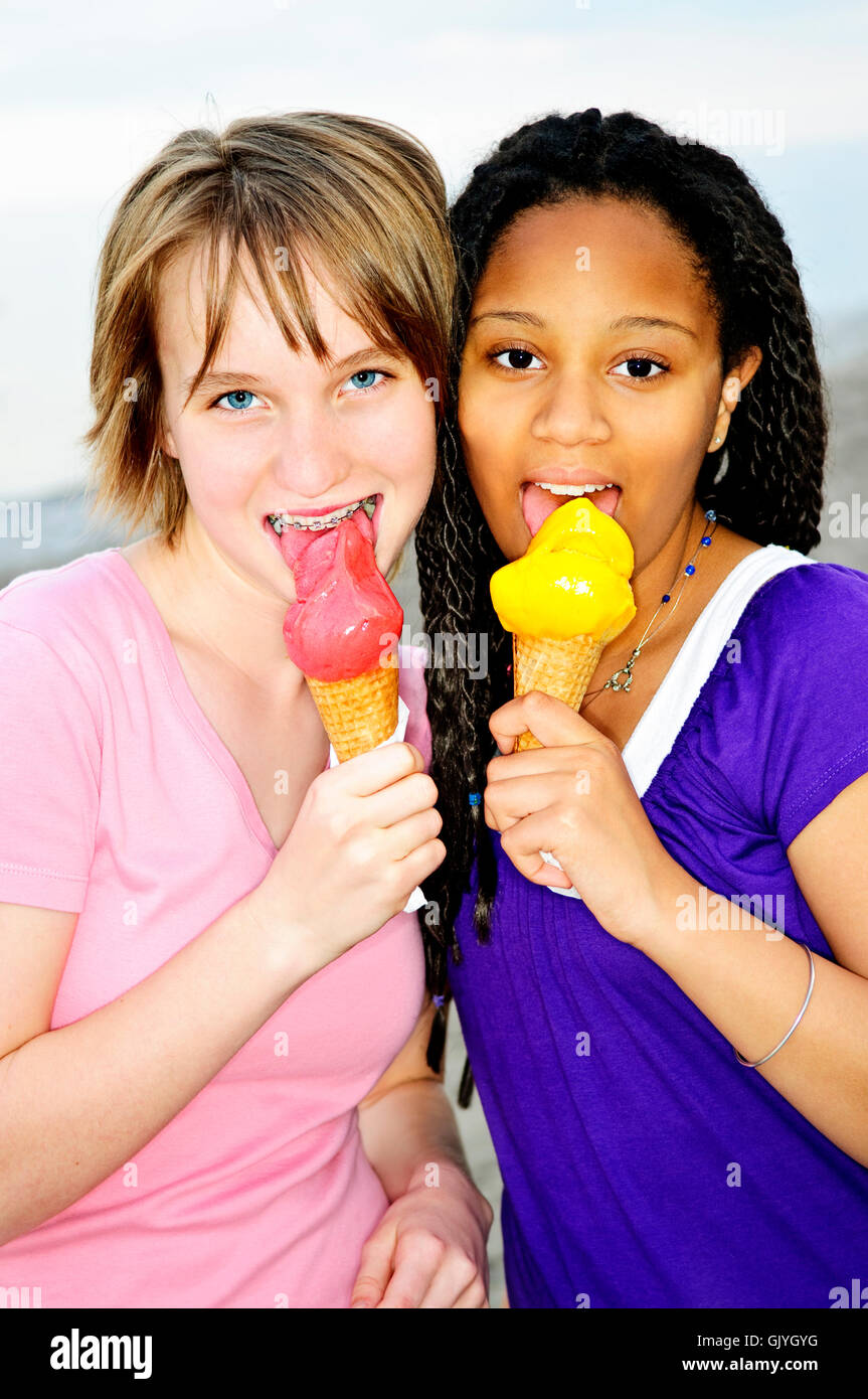 Two girls lick. Две девушки и мороженое. Две девочки мороженое. Две девушки и сливки. Сливки на девушке.
