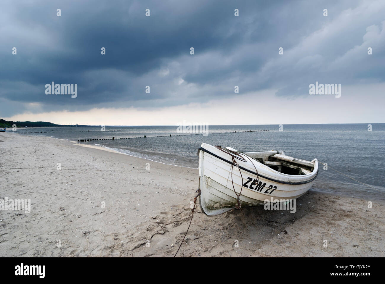 blauen Fischerboot am Strand Stockfoto