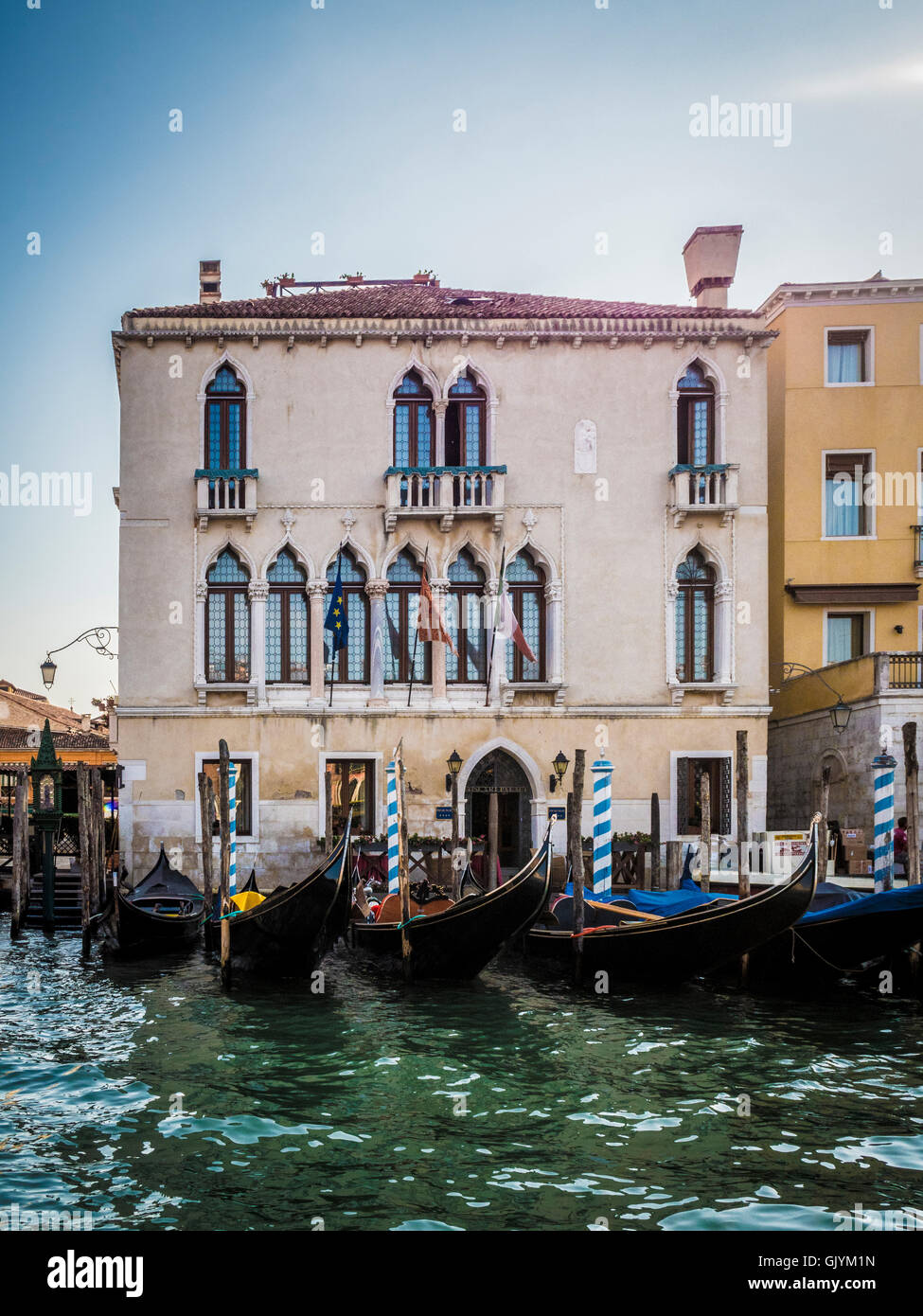Festgemachten Gondeln vor einem traditionellen venezianischen Gebäude. Venedig, Italien. Stockfoto