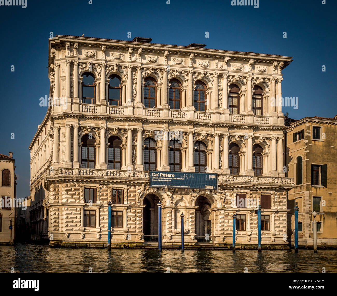 Ca' Pesaro Marmor Barockschloss mit Blick auf den Canal Grande von Venedig, Italien. Stockfoto
