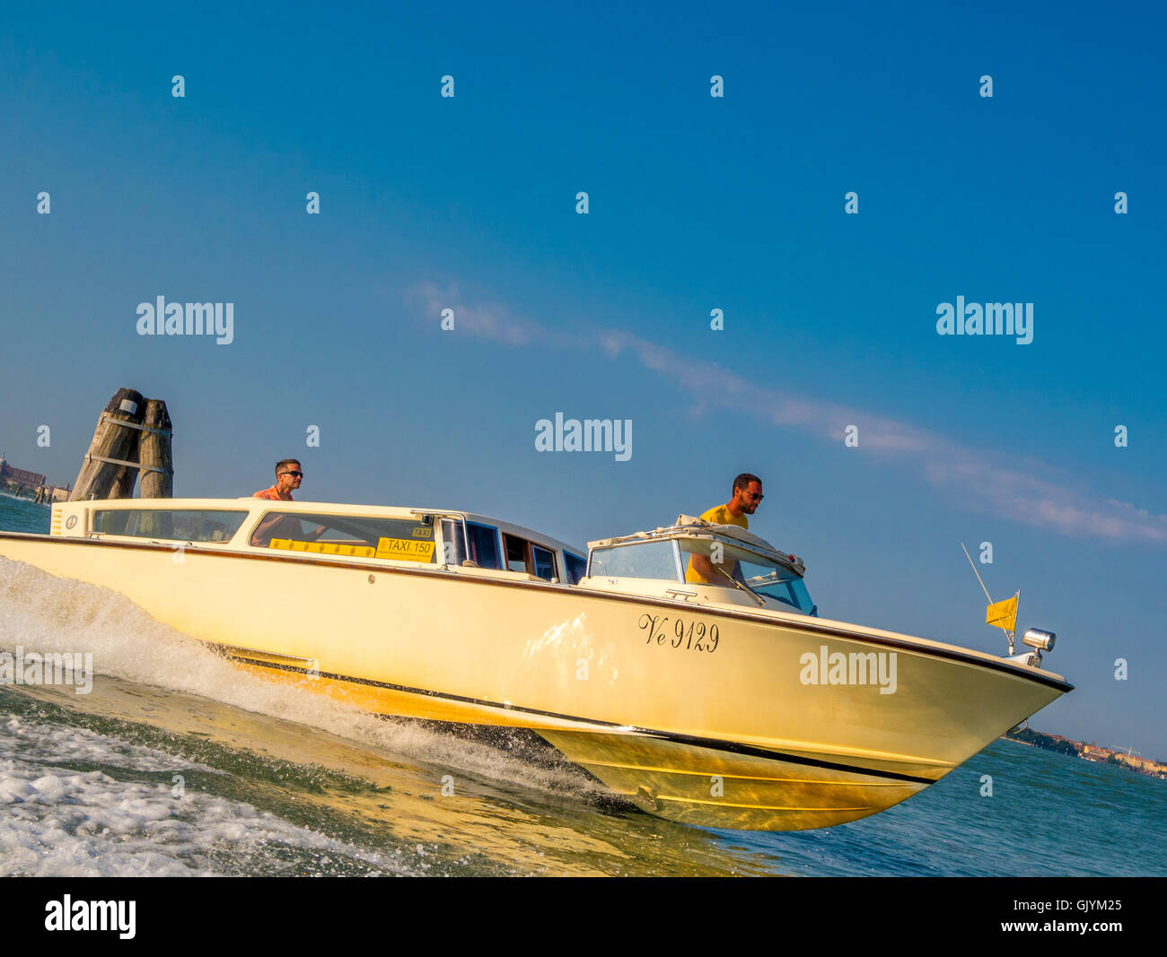 Wasser-Taxi mit Geschwindigkeit. Venedig, Italien. Stockfoto