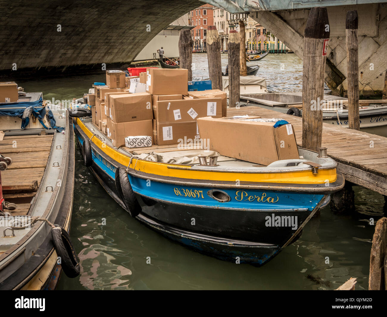 Lieferung Boot beladen mit Parzellen vor Anker in einem Kanal in Venedig, Italien. Stockfoto