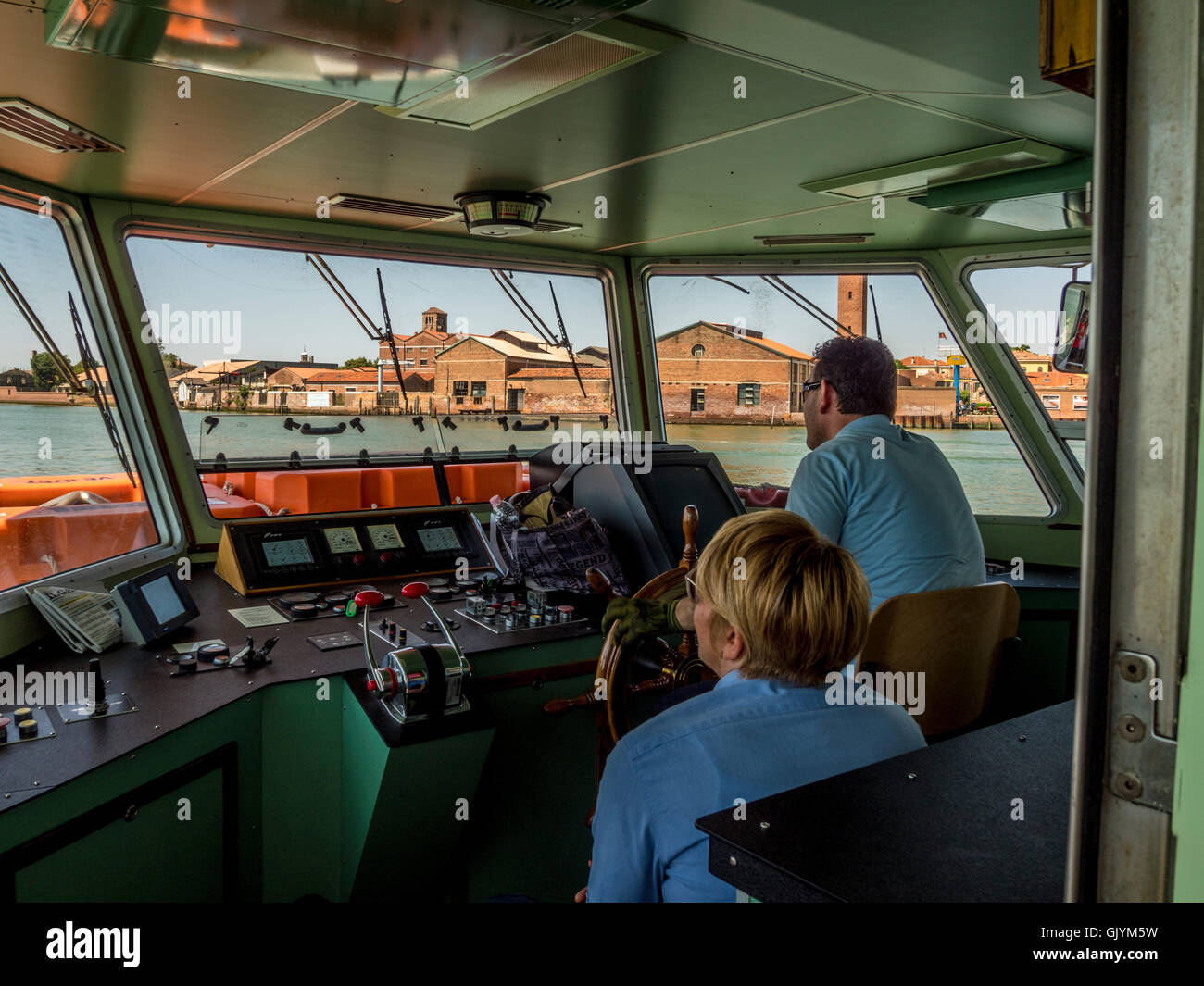 Skipper, zusammen mit seiner Crew auf eine Vaporetto, Venedig, Italien. Stockfoto