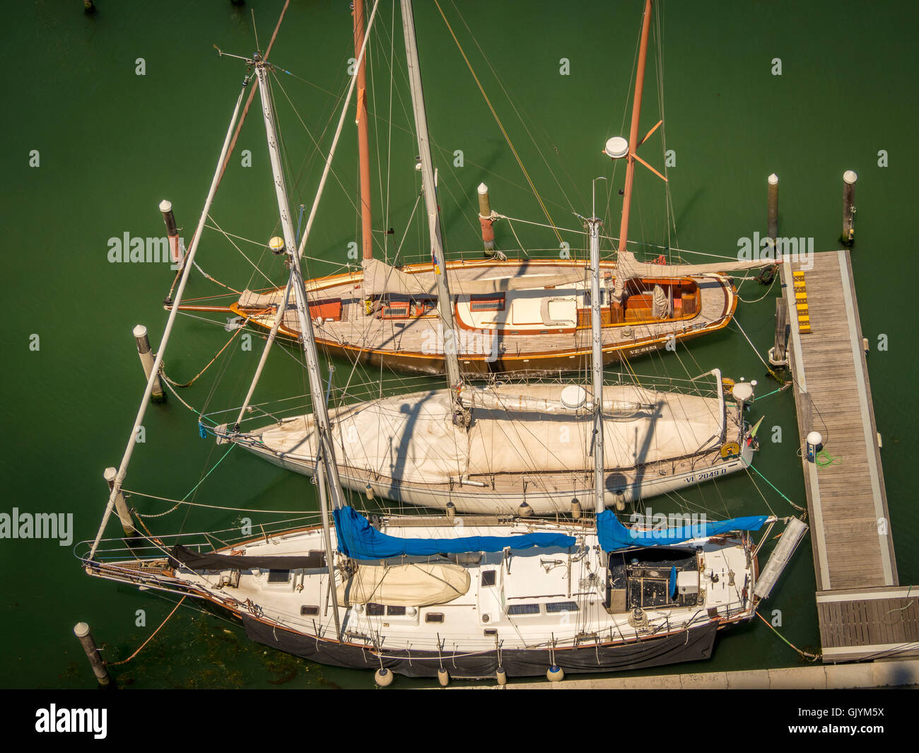 Luftaufnahme von festgemachten Boote in der Marina auf der Insel San Giorgio Maggiore. Venedig, Italien. Stockfoto