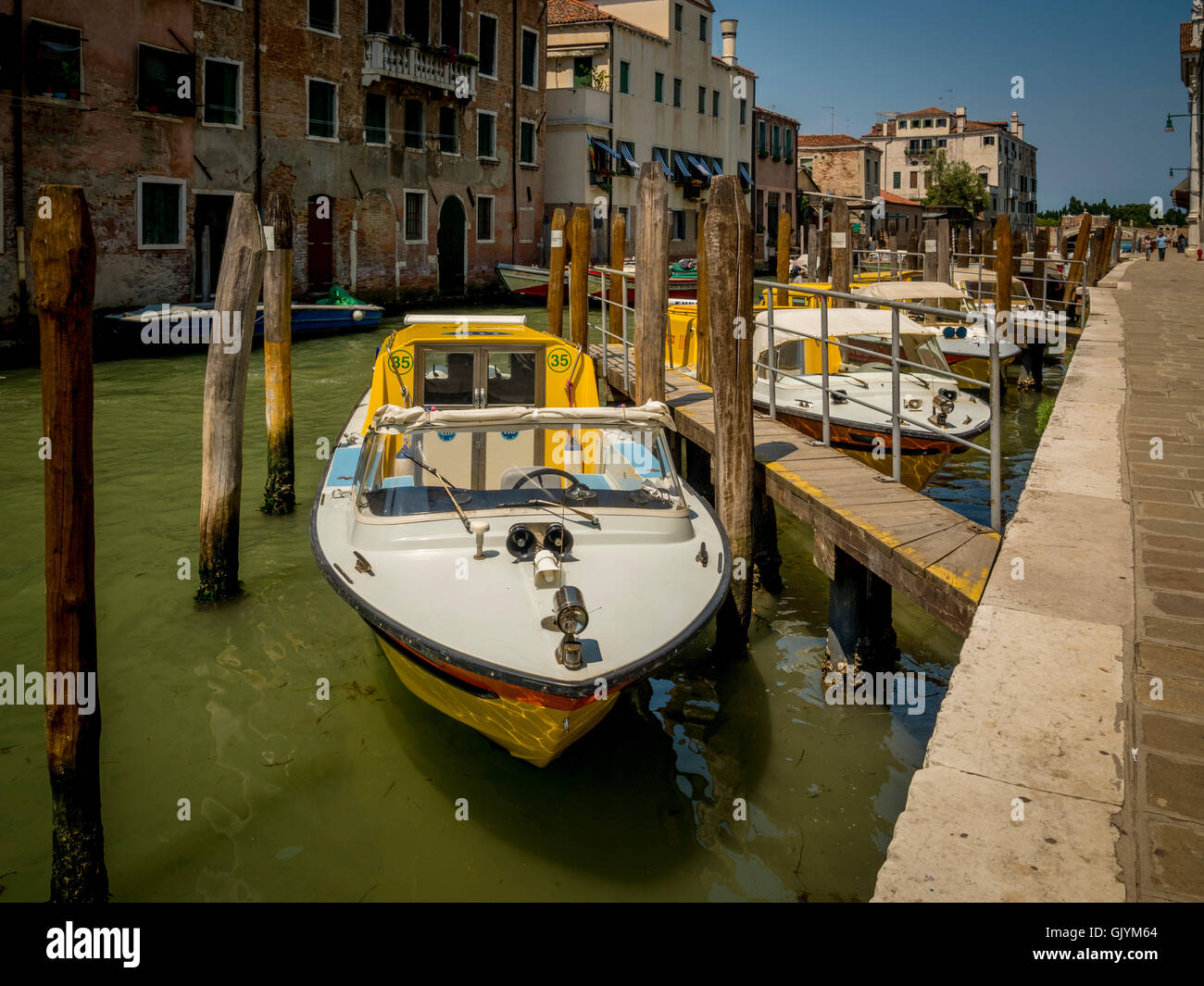 Wasser-Krankenwagen festgemacht an der Seite des Krankenhauses. Venedig. Italien. Stockfoto