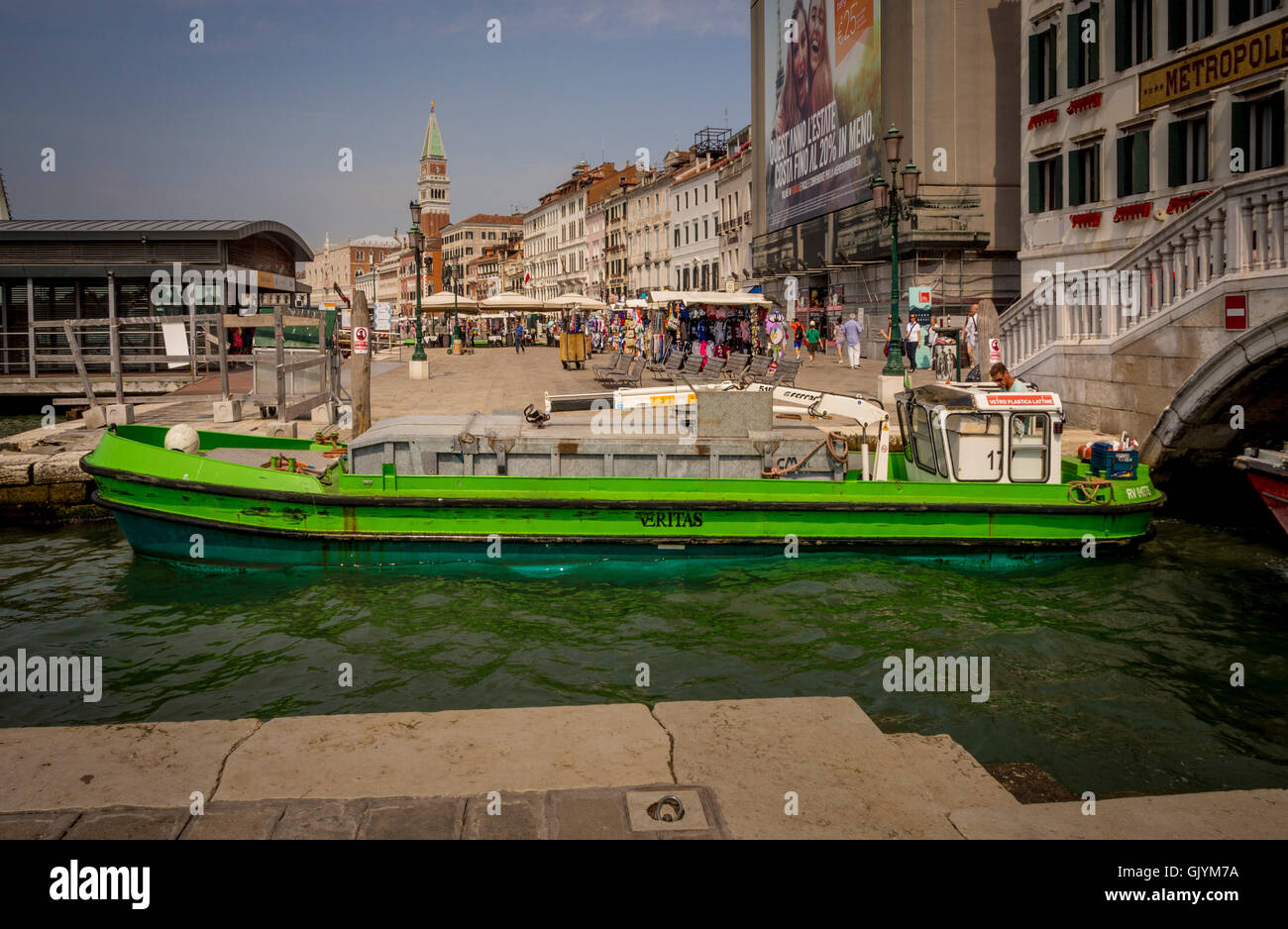 Garbage Collection Lastkahn. Venedig, Italien. Stockfoto