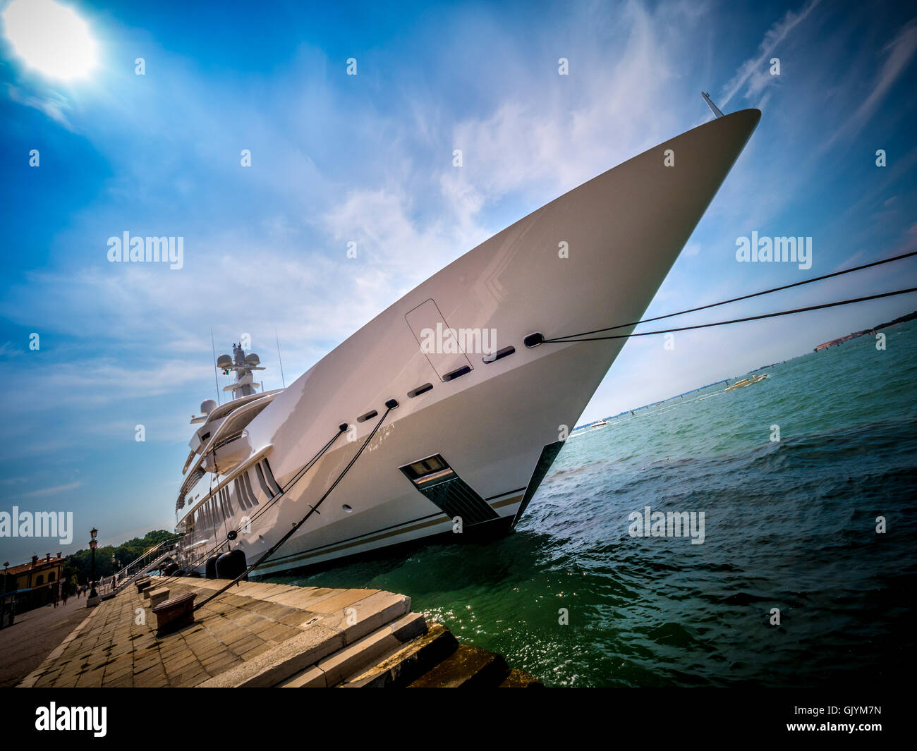 Bogen von einer Luxusyacht ankern in den Canale di San Marco, Venedig, Italien. Stockfoto