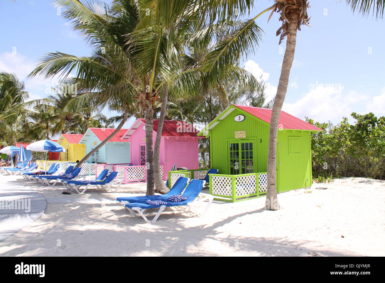 bunte Strandhäuschen auf den bahamas Stockfoto
