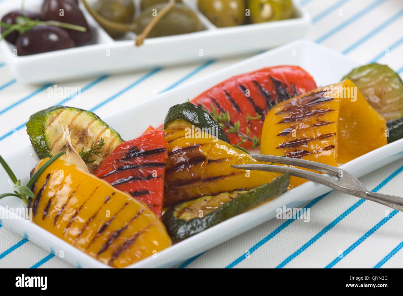 Grill-Paprika mit Oliven Stockfoto