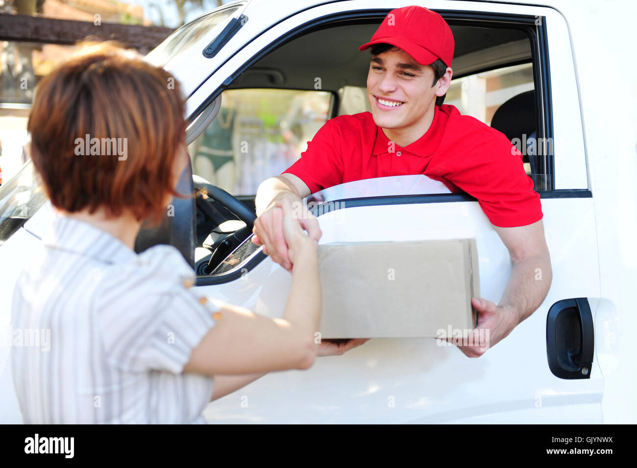 Paketdienst liefert Pakete Stockfoto