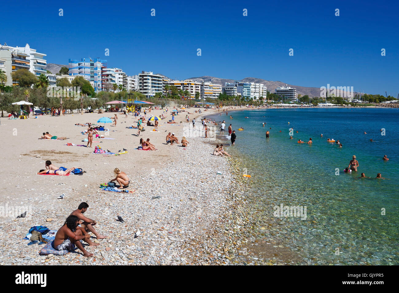 Menschen am Strand in Palaio Faliro in Athen, Griechenland. Stockfoto