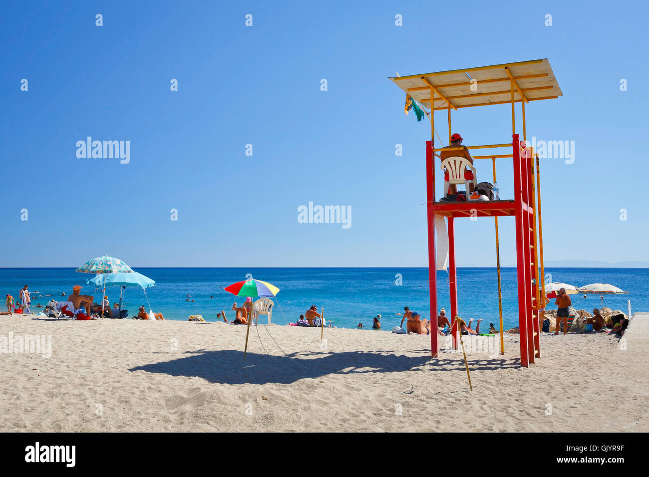 Menschen am Strand in Palaio Faliro in Athen, Griechenland. Stockfoto