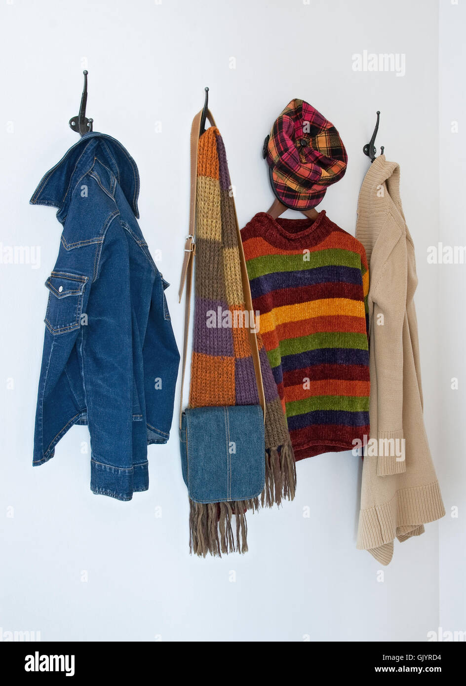 Bunte Kleidung am Kleiderhaken Stockfoto